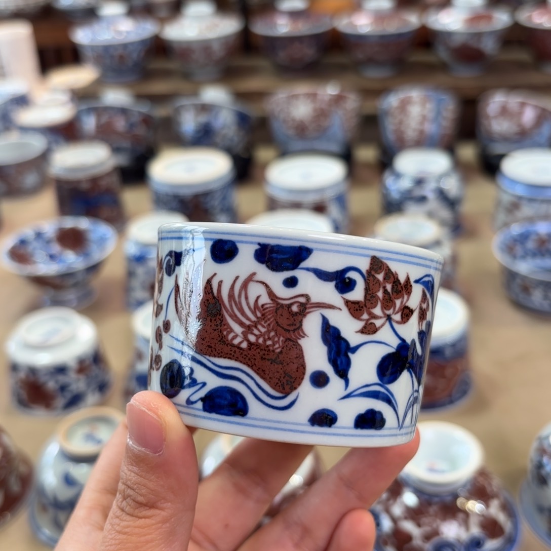 青花釉里红莲池鸳鸯杯………………