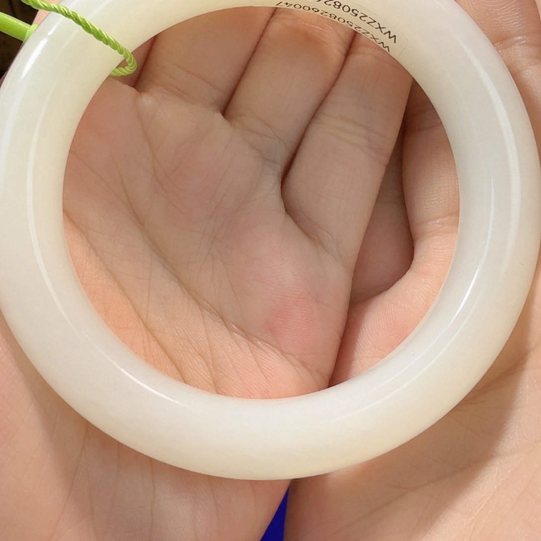 月***亮和田玉未镶嵌手镯