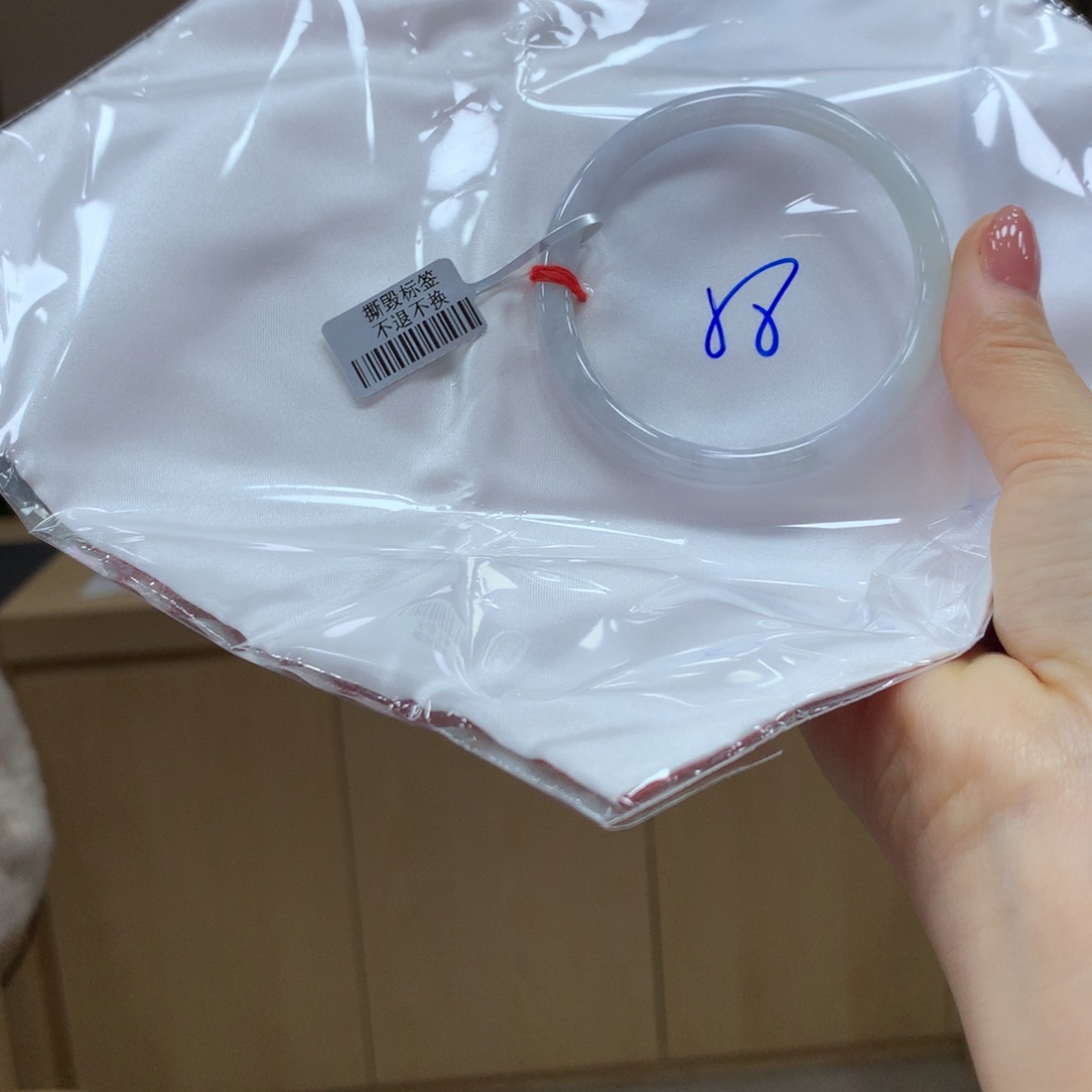 翡翠手镯未镶嵌不退不换