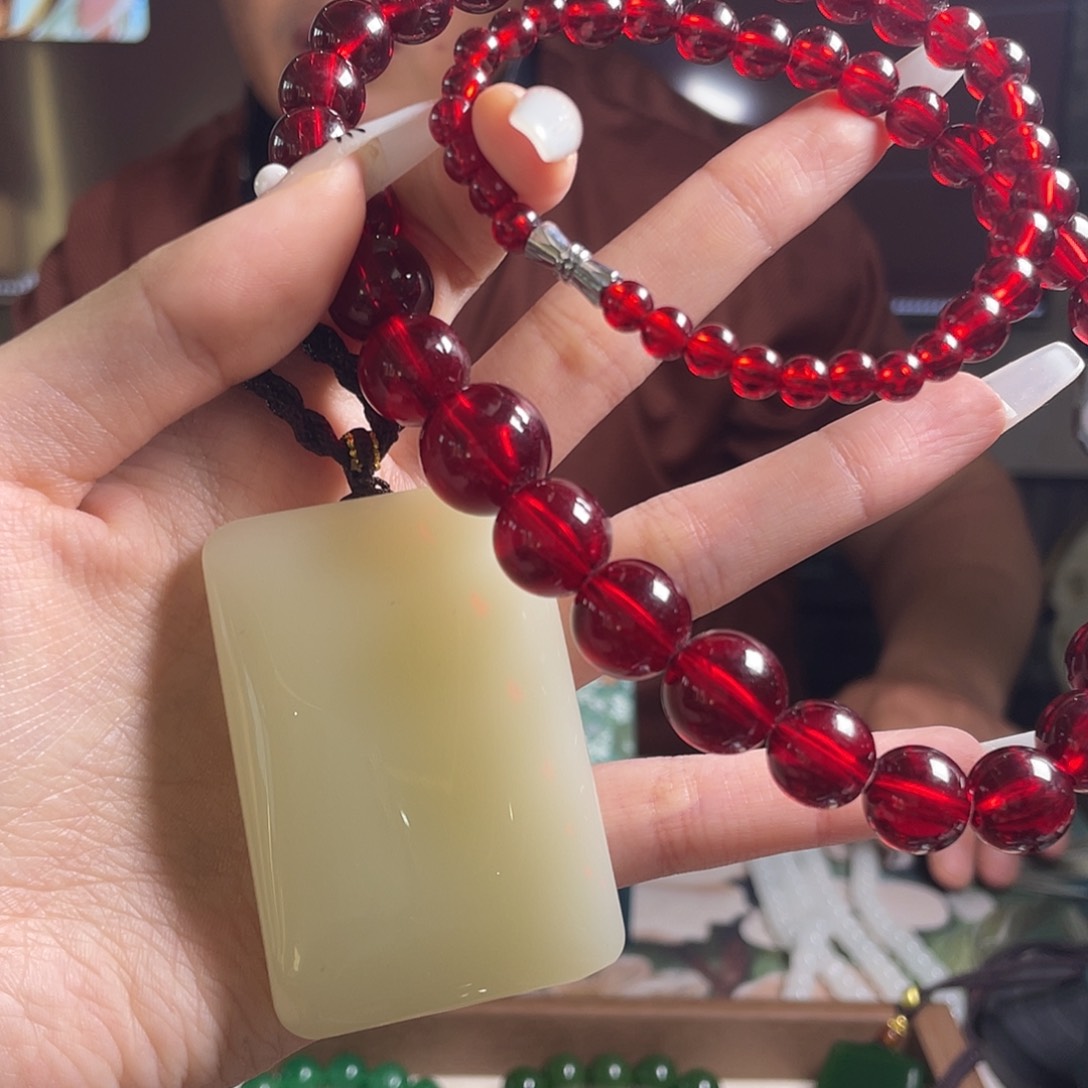 和田玉未镶嵌颈饰一个塔链满红一个平安牌