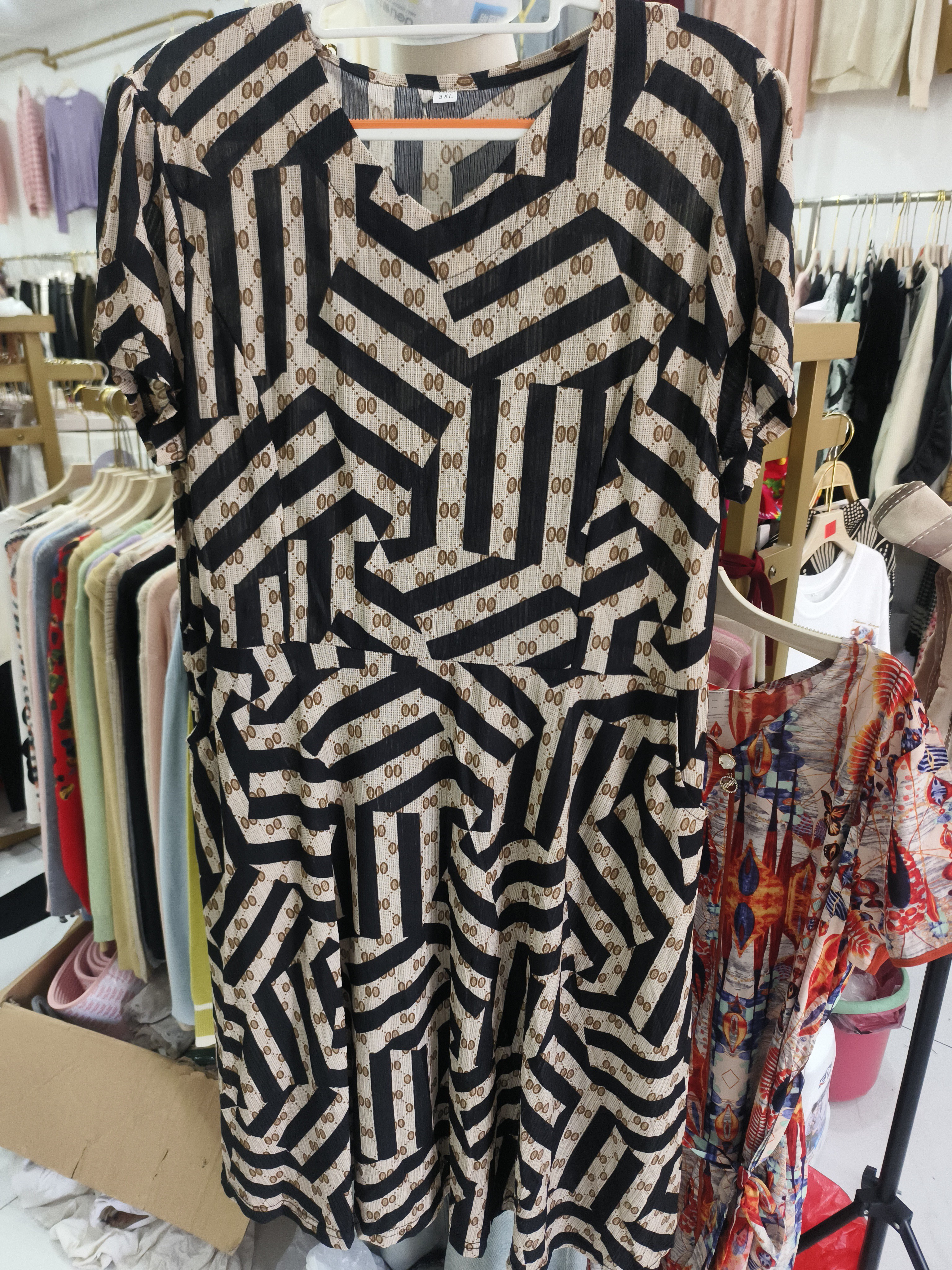 良玉推荐收腰迷宫格连衣裙