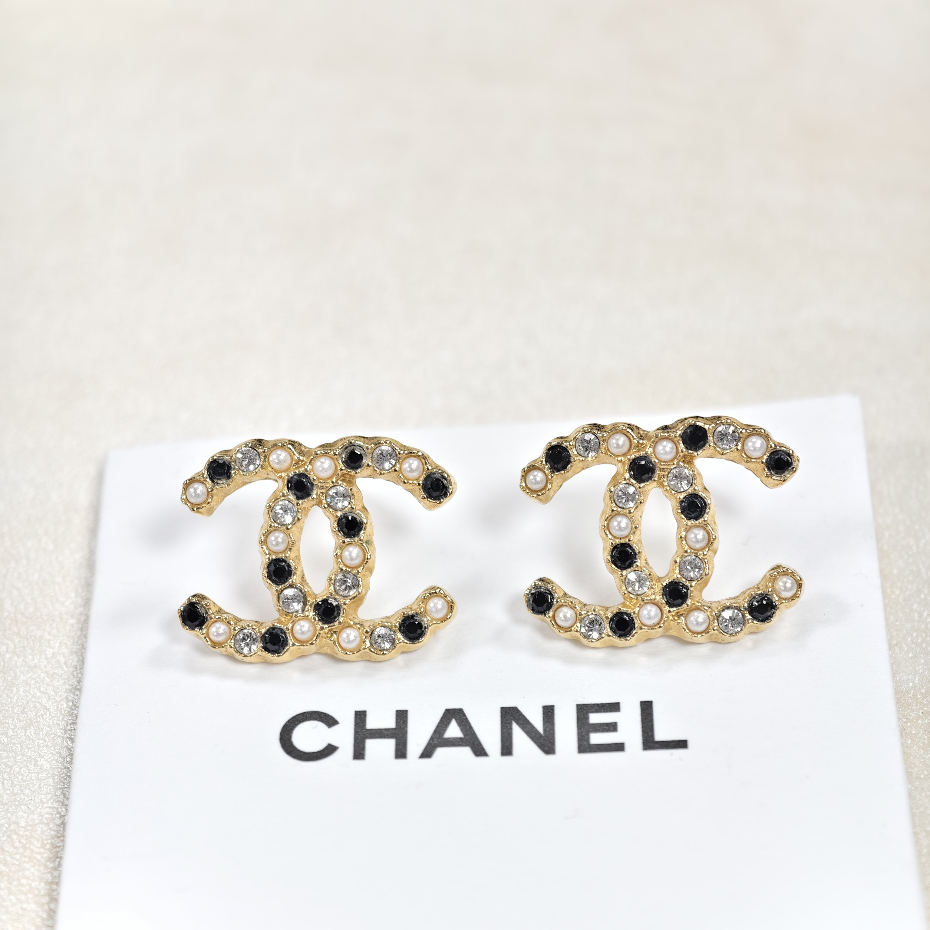 未使用 Chanel/香奈儿 耳钉黑黄蜜蜂配色精致时尚