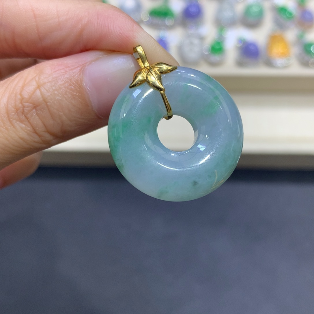 翡翠18K金镶嵌颈饰翡翠