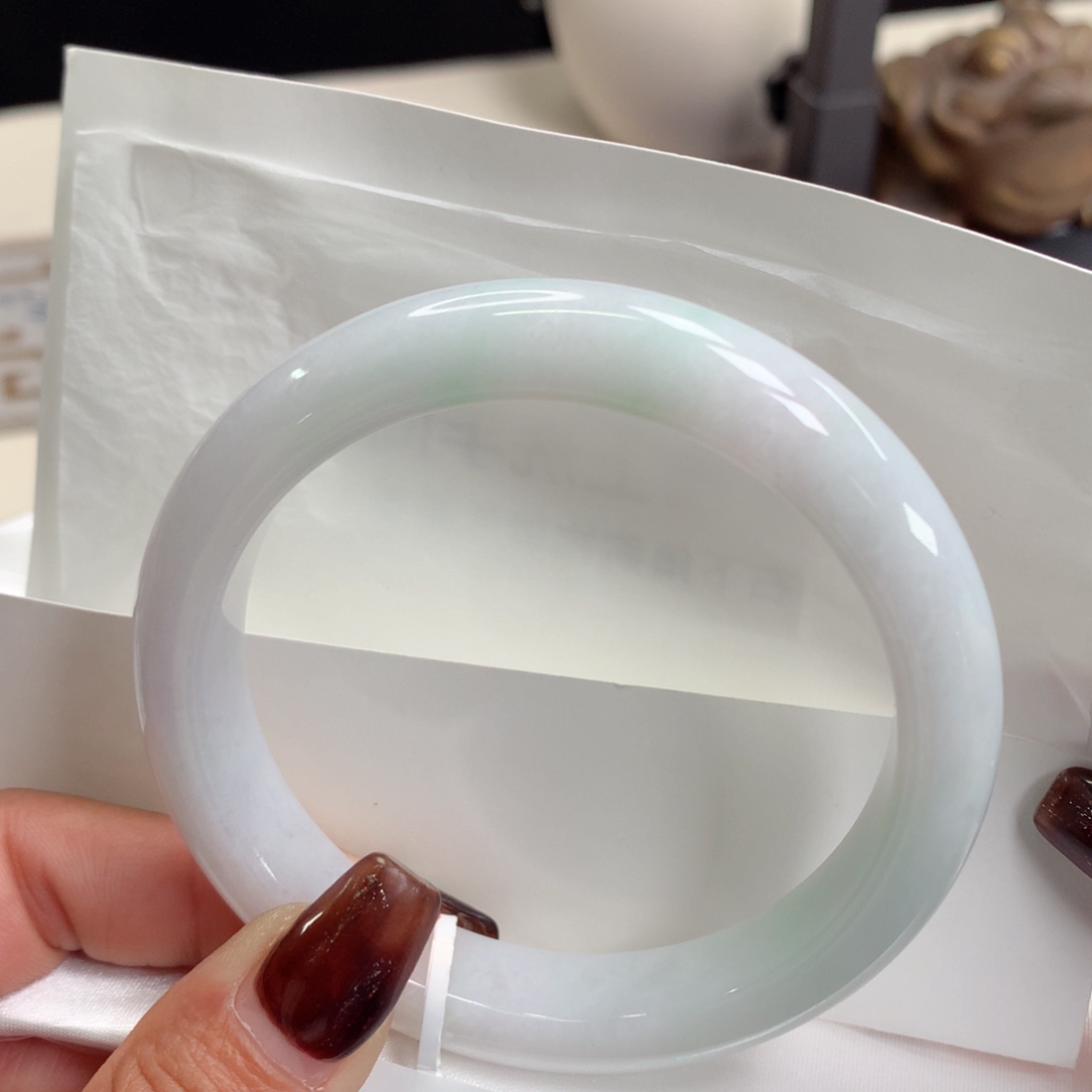 翡翠手镯未镶嵌 正圈60+ 飘浅绿 清爽气质