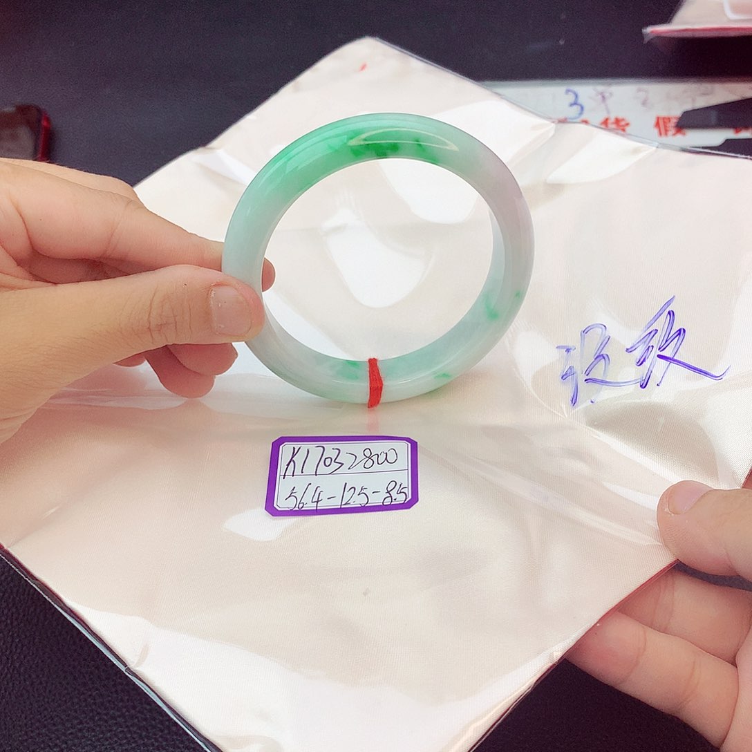 翡翠手镯未镶嵌翡翠