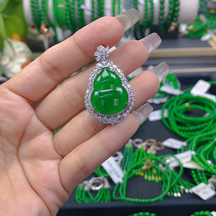 翡翠颈饰银S925镶嵌迷***路葫芦