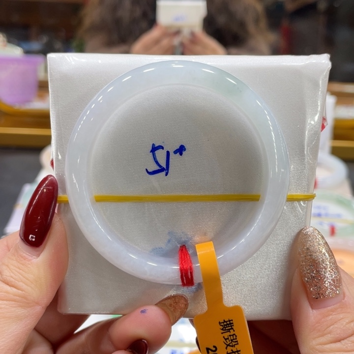 翡翠手镯未镶嵌翡翠