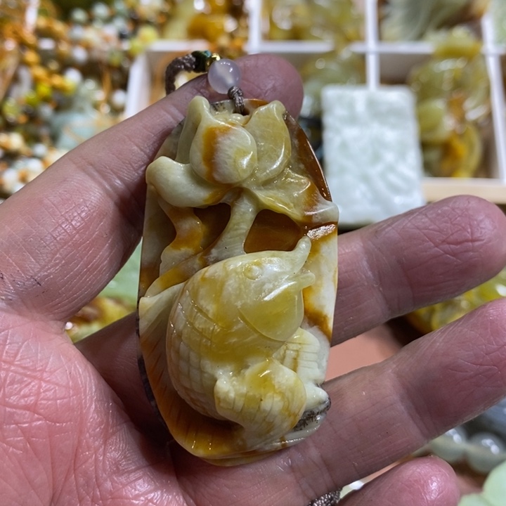 蛇纹石玉颈饰未镶嵌