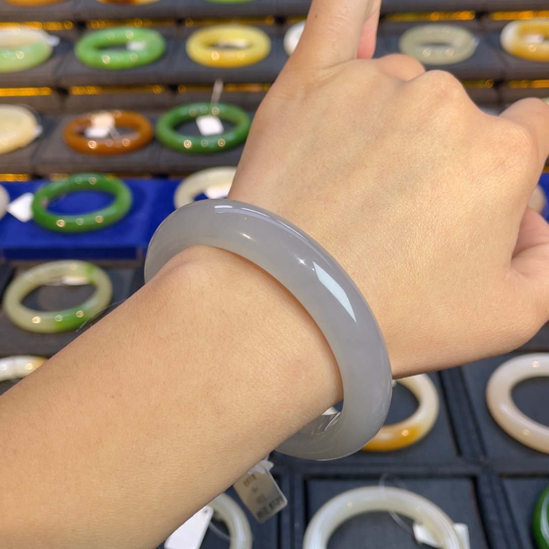 和田玉手镯未镶嵌V****?