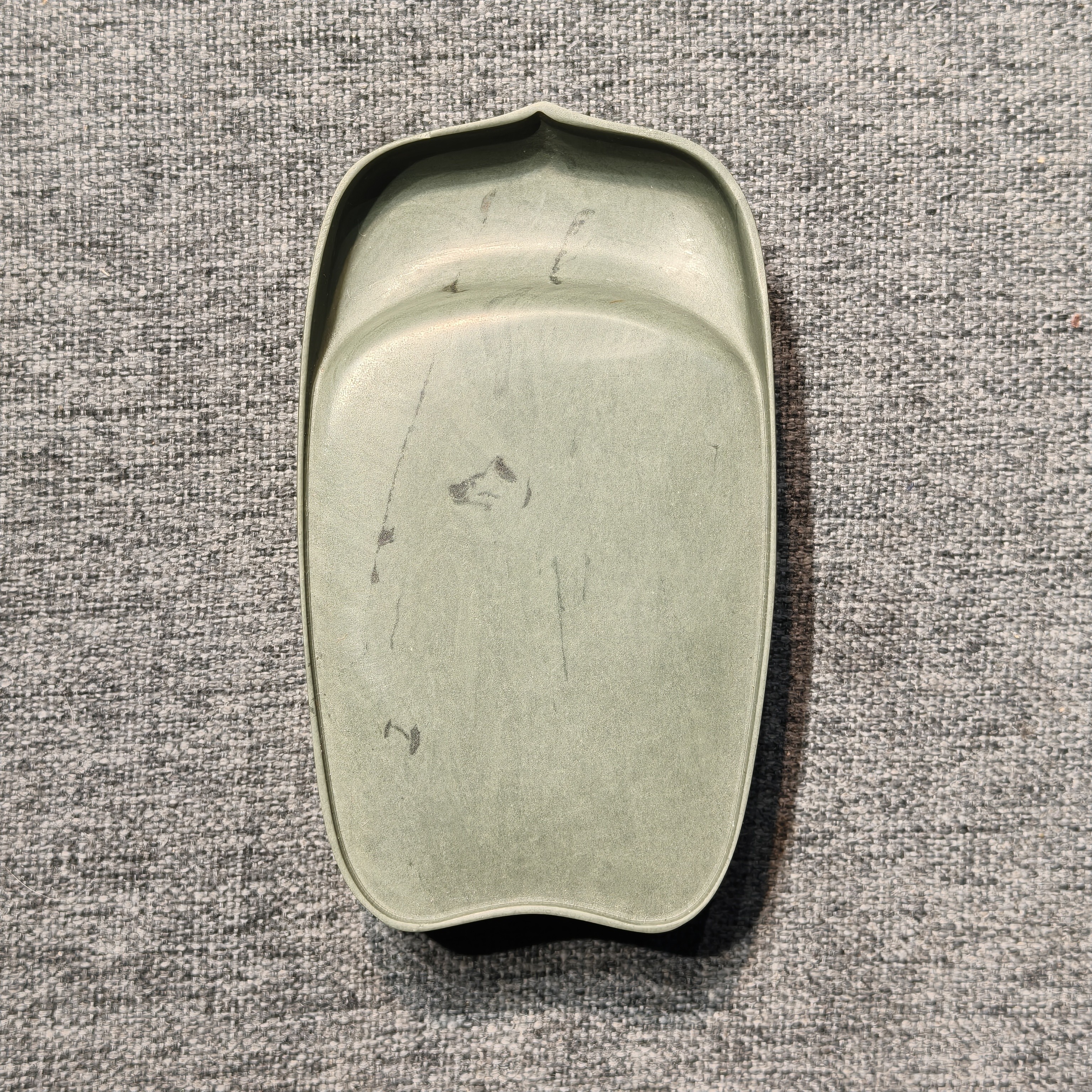 老坑洮砚，喇嘛崖老坑鸭头绿小莲瓣砚，尺寸10.2*5.9*1.8厘米