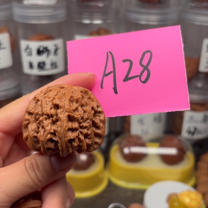吊坠桃核46白狮子有修