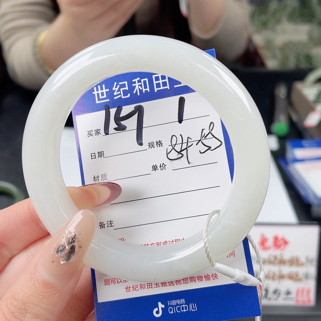 和田玉手镯未镶嵌?**堂