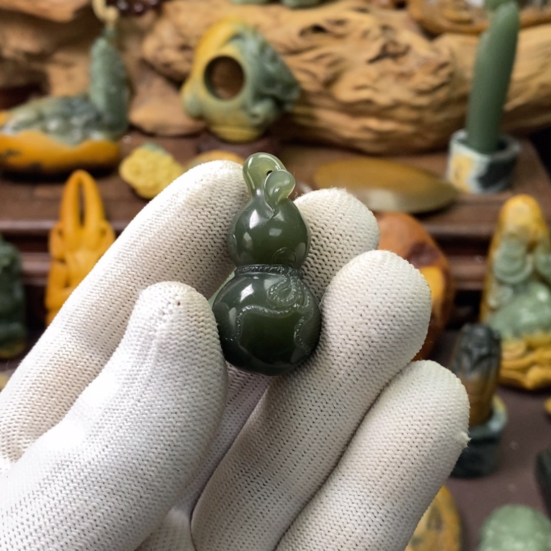 虔***诚未镶嵌岫岩老玉（透闪石质玉）挂件