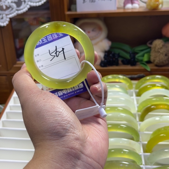 蛇纹石玉未镶嵌手镯300