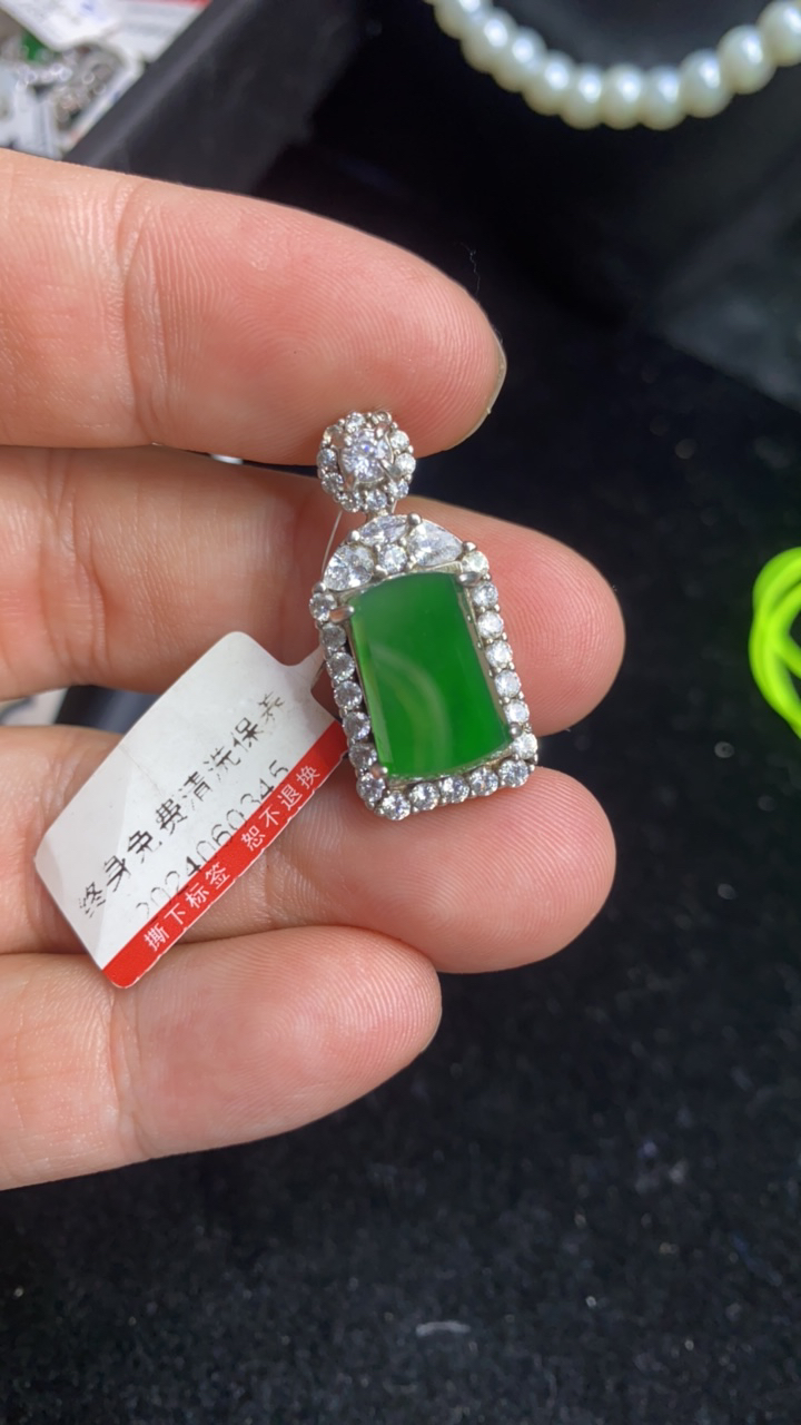 天然A货绿无事牌吊坠