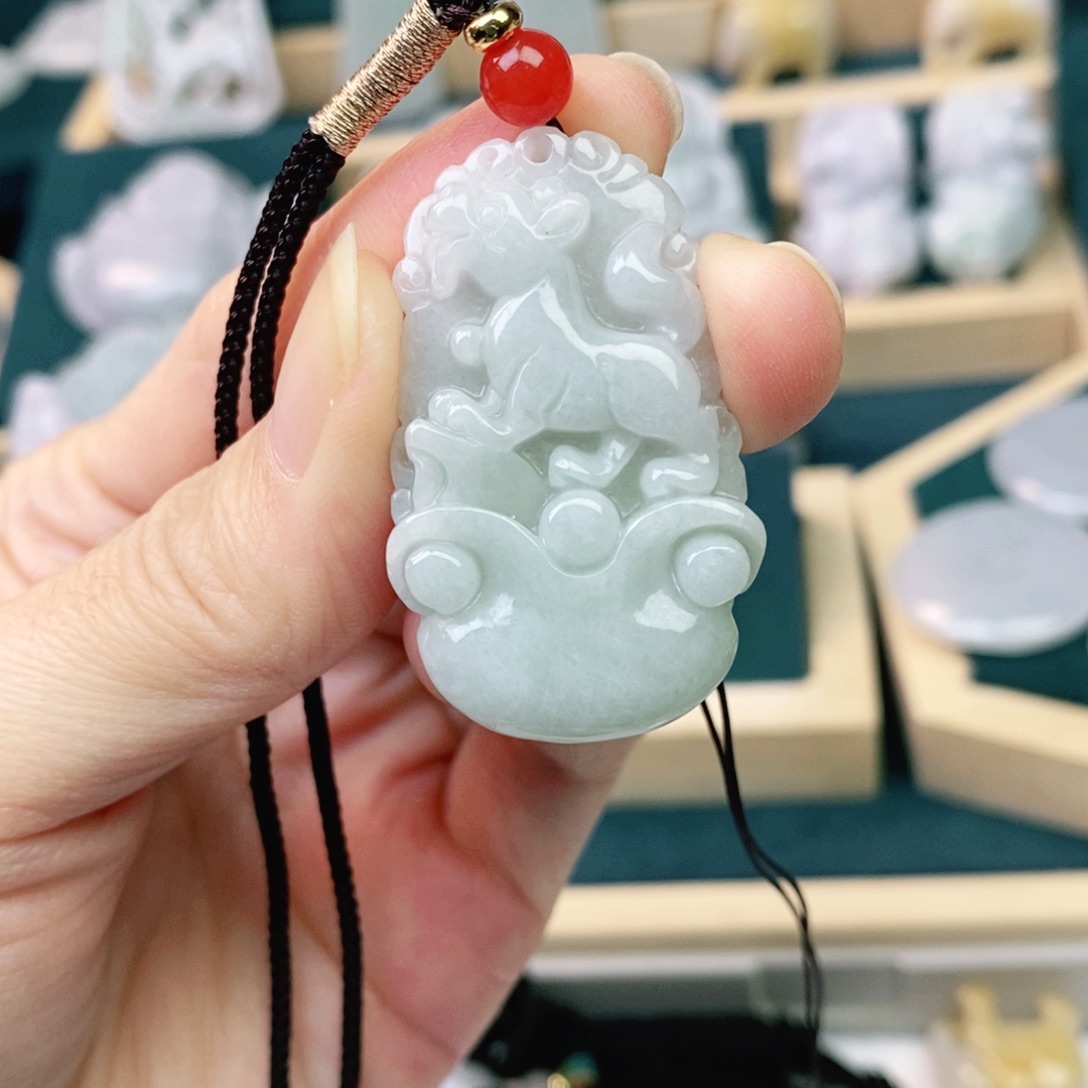 翡翠未镶嵌颈饰狗