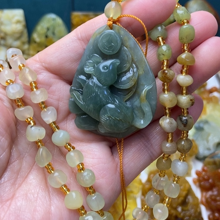 蛇纹石玉未镶嵌颈饰