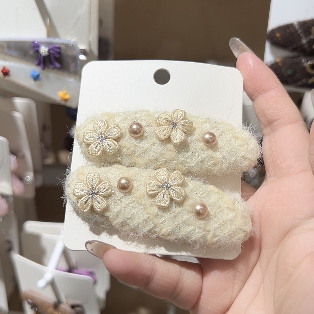 非金属浅黄色小花掰掰