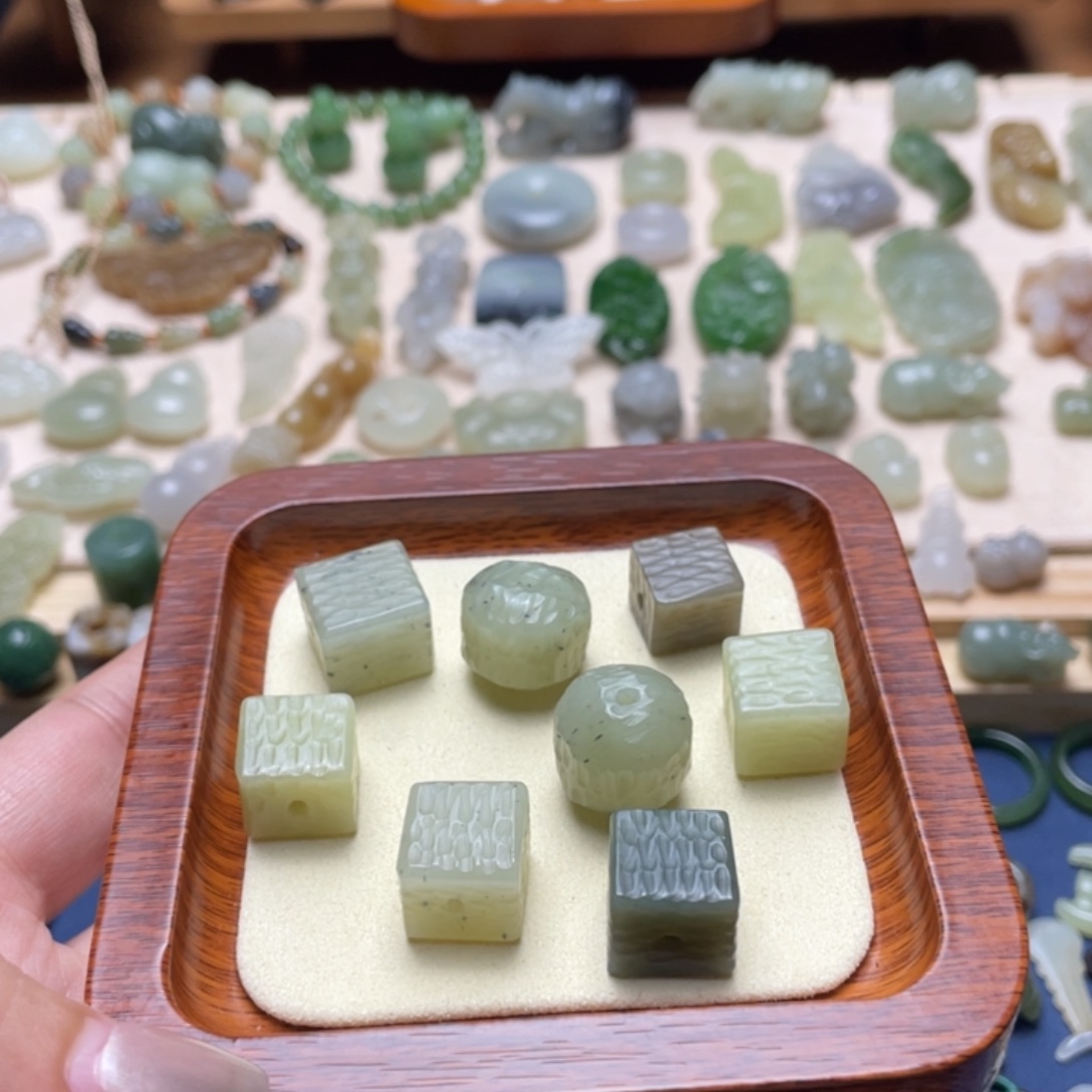 和田玉未镶嵌吊坠(不含链)一个