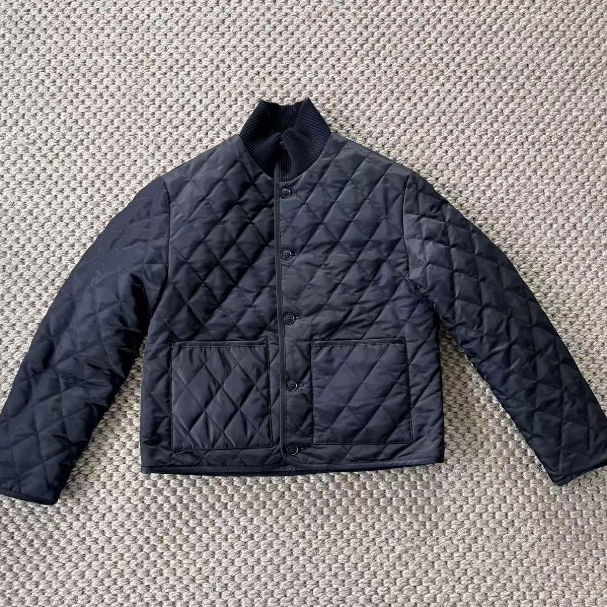 25502#HOPECONCEPT时髦住了 这个冬天的第一件菱形格两面穿羽绒服