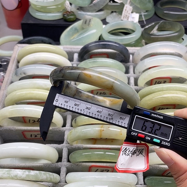 蛇纹石玉未镶嵌手镯127