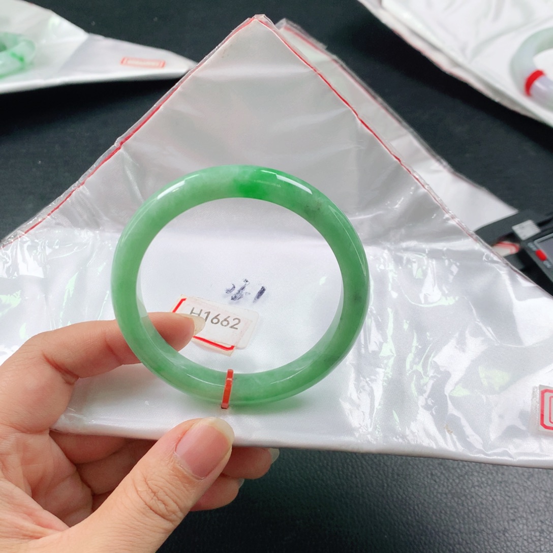 翡翠手镯未镶嵌03。