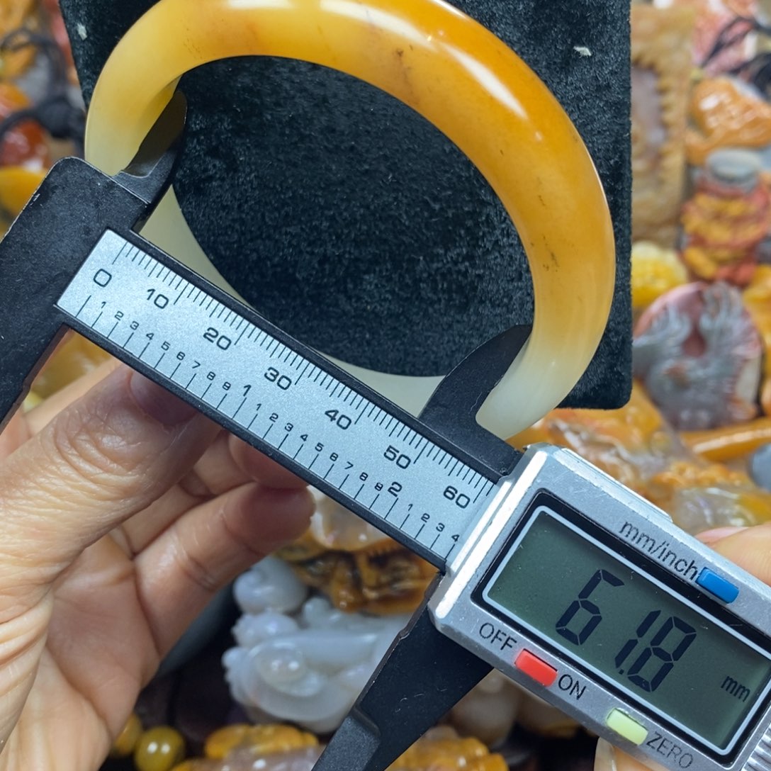 未镶嵌石英质玉（黄龙玉）颈饰