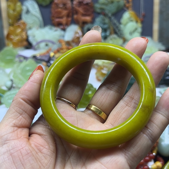 田***达蛇纹石玉未镶嵌颈饰