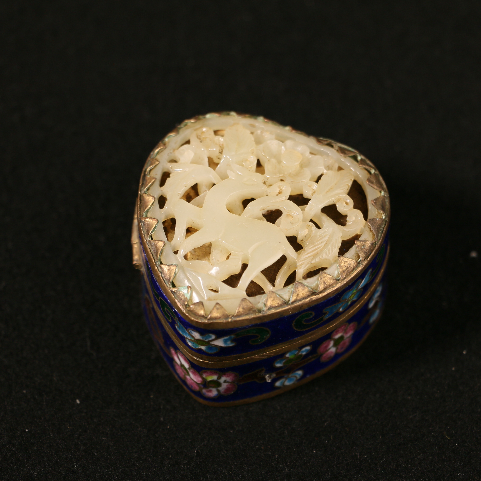 15K12  清和田玉镂雕秋山首饰盒