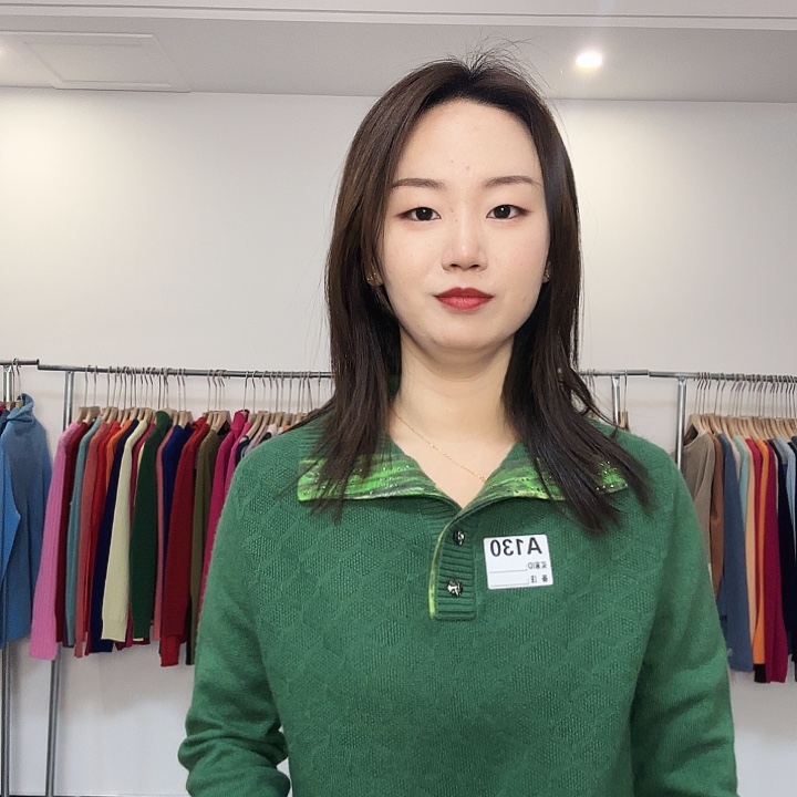 130 纯羊绒绿色翻领上衣