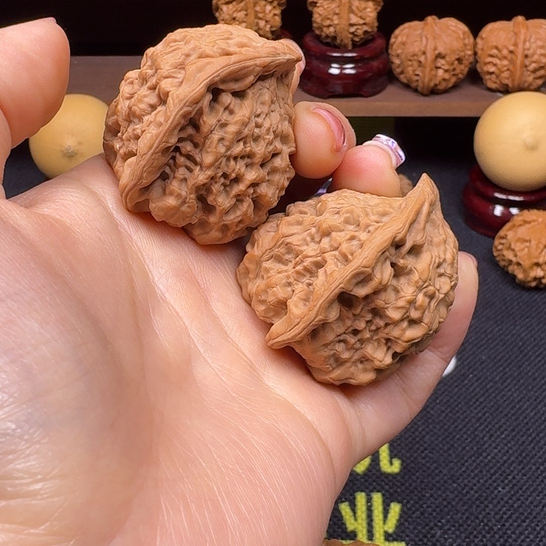 文玩核桃吊坠抱子蛇头