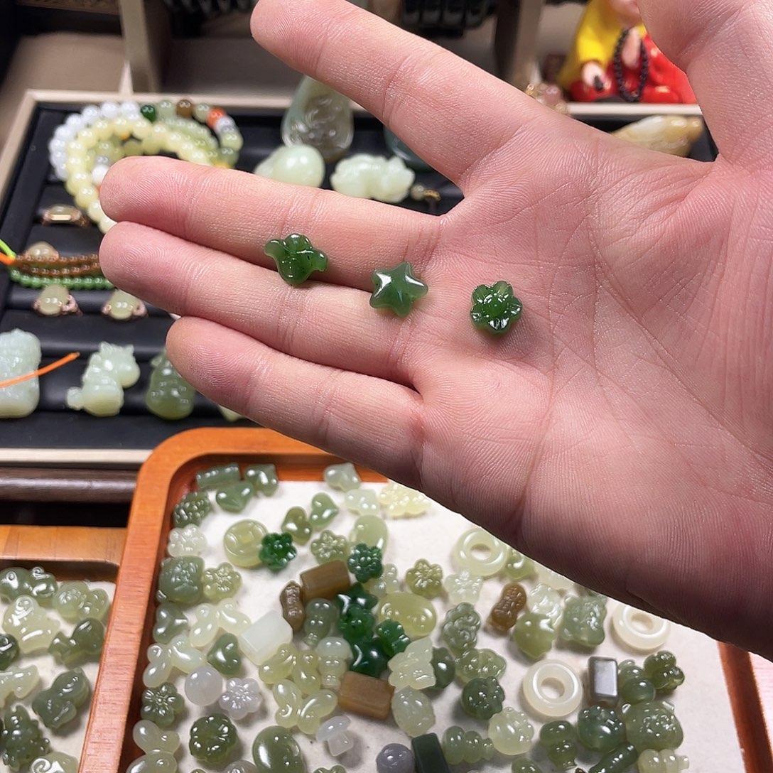 6***肉和田玉未镶嵌颈饰