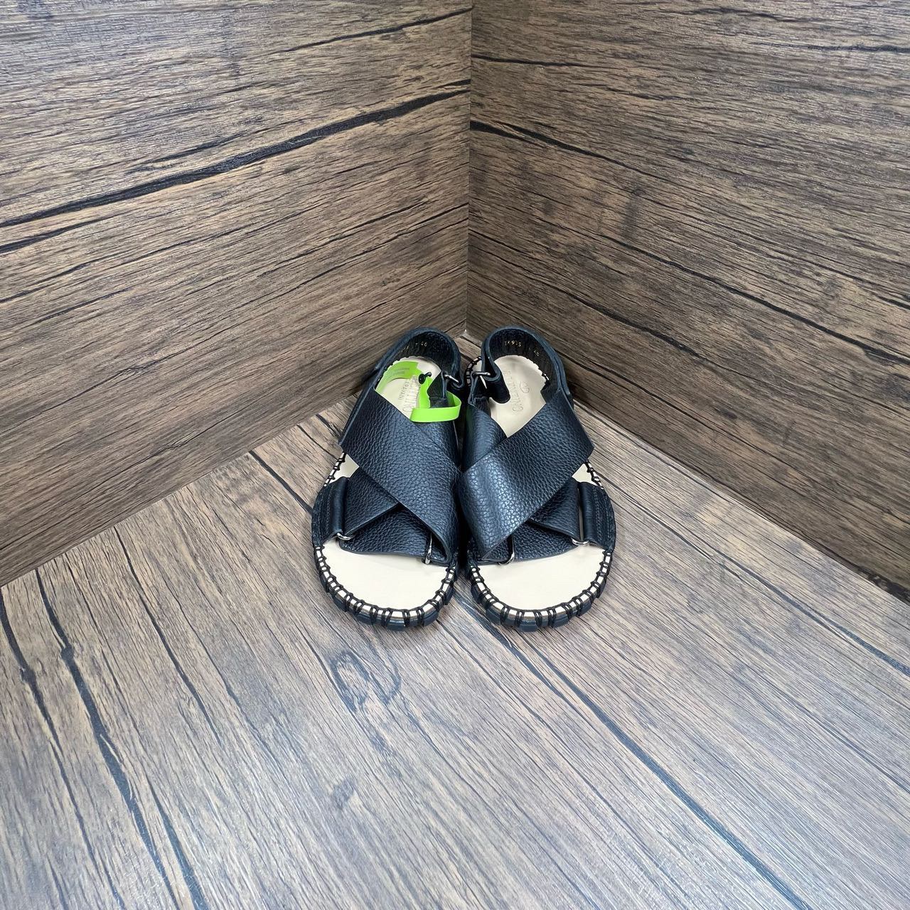 95新 Valentino/华伦天奴 华伦天奴 黑色凉鞋 40码/98新/无配件