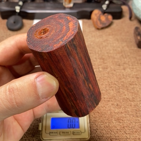 藤类136克降真香黄金甲大手把件