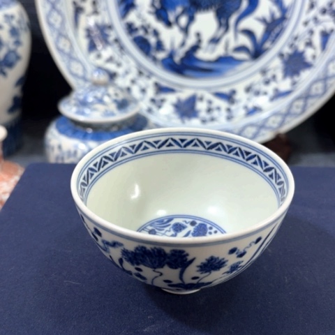 孤**风一个青花缠枝花卉主人杯