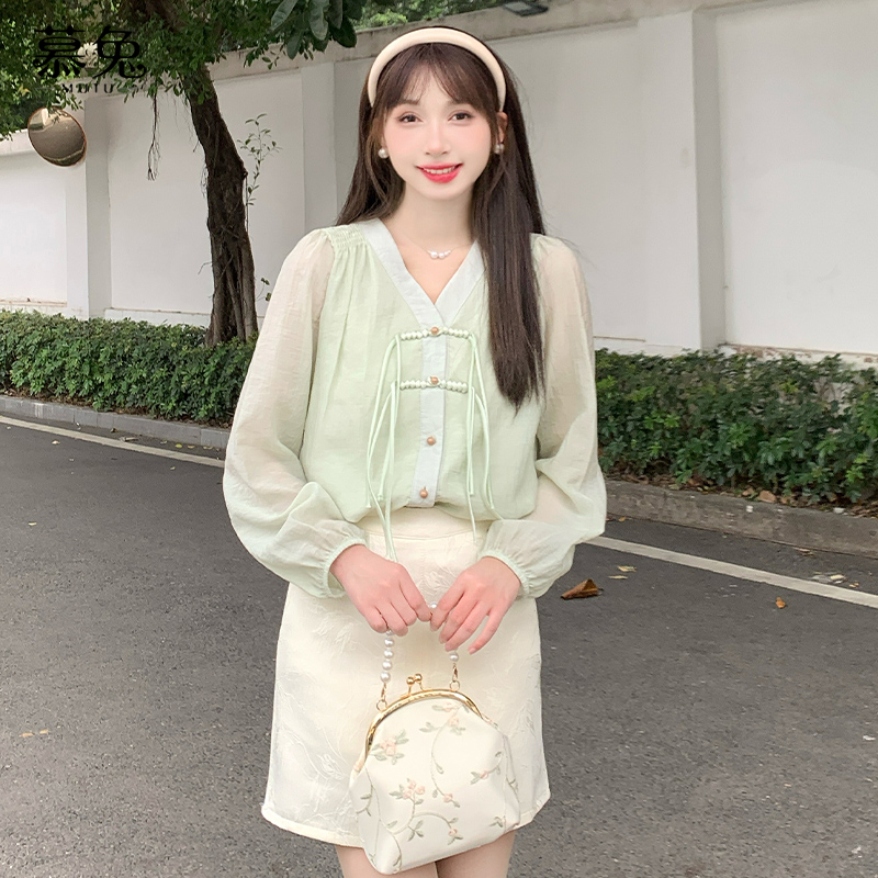 慕兔新中式盘扣v领衬衫女2024夏季新款设计感小众小清新绿色上衣