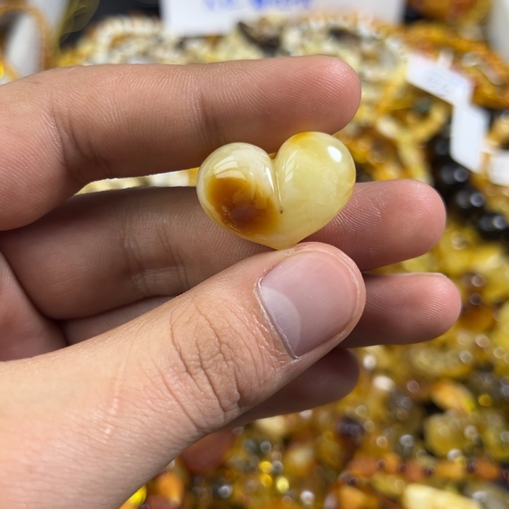 想***处琥珀未镶嵌裸石蜜蜡爱心3.4g