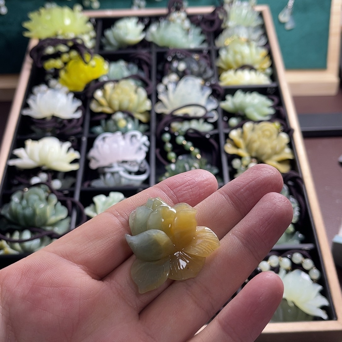 亲***宝蛇纹石玉未镶嵌颈饰