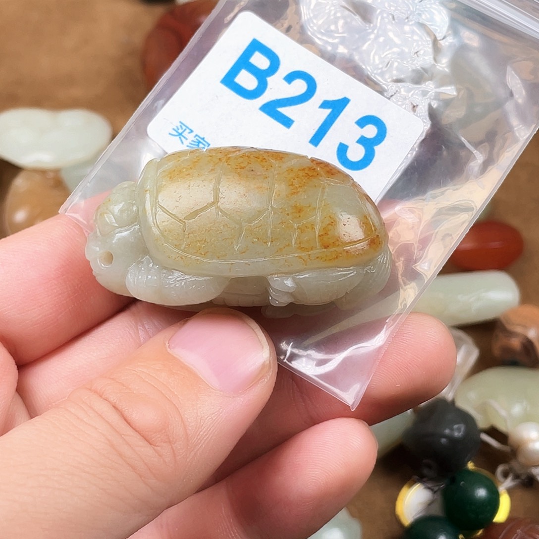 芦***石和田玉（糖玉）未镶嵌颈饰