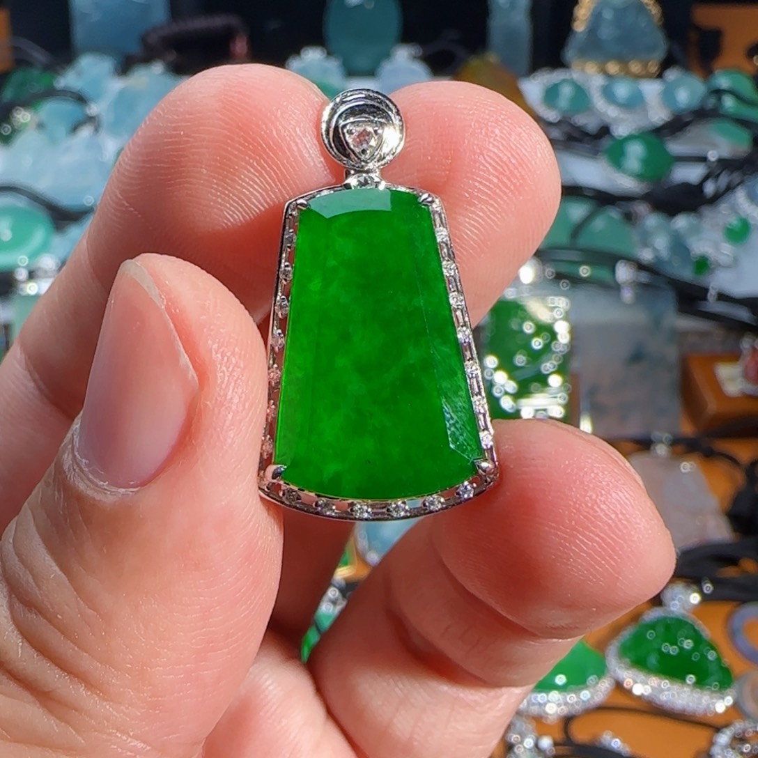 翡翠18K金镶嵌颈饰冰辣绿无事牌