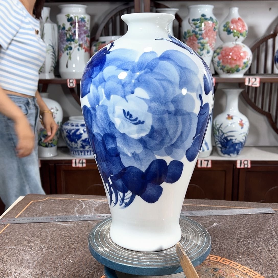 摆件景德镇陶瓷梅青牡