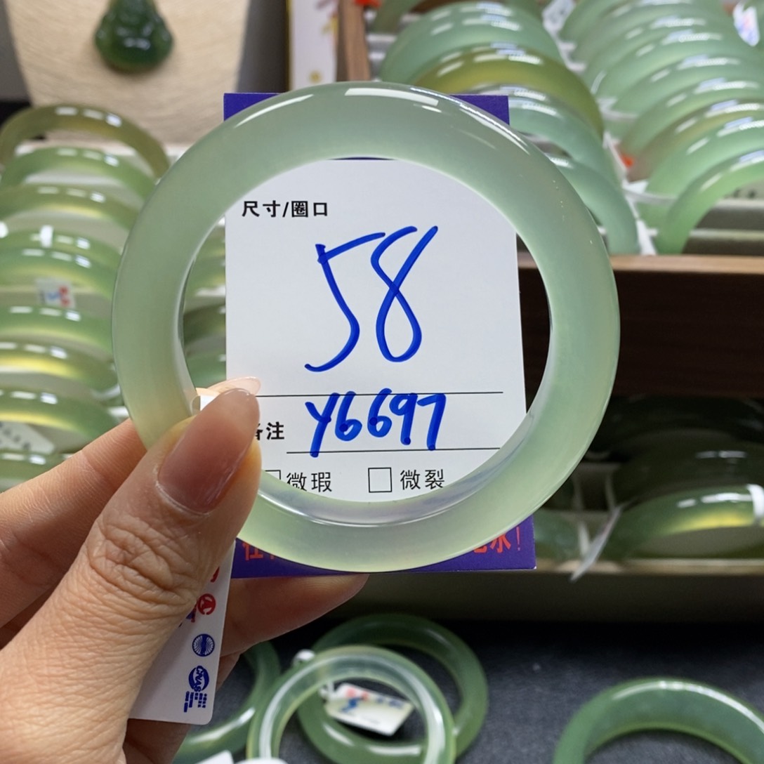 蛇纹石玉手镯未镶嵌(****桃