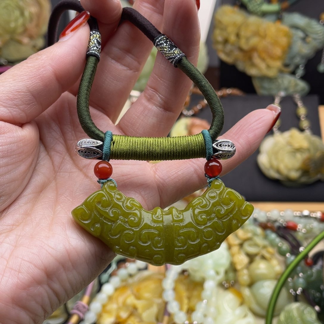 蛇纹石玉颈饰未镶嵌