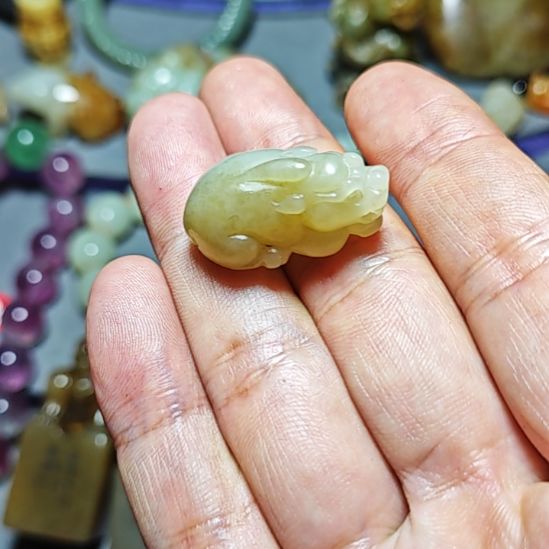 颈饰未镶嵌和田玉美**荐