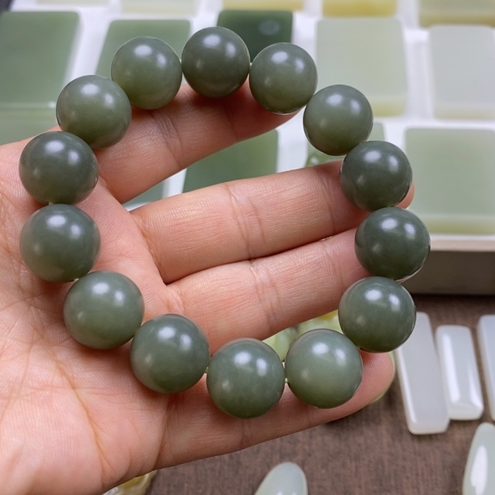 颈饰未镶嵌和田玉（糖玉）简*