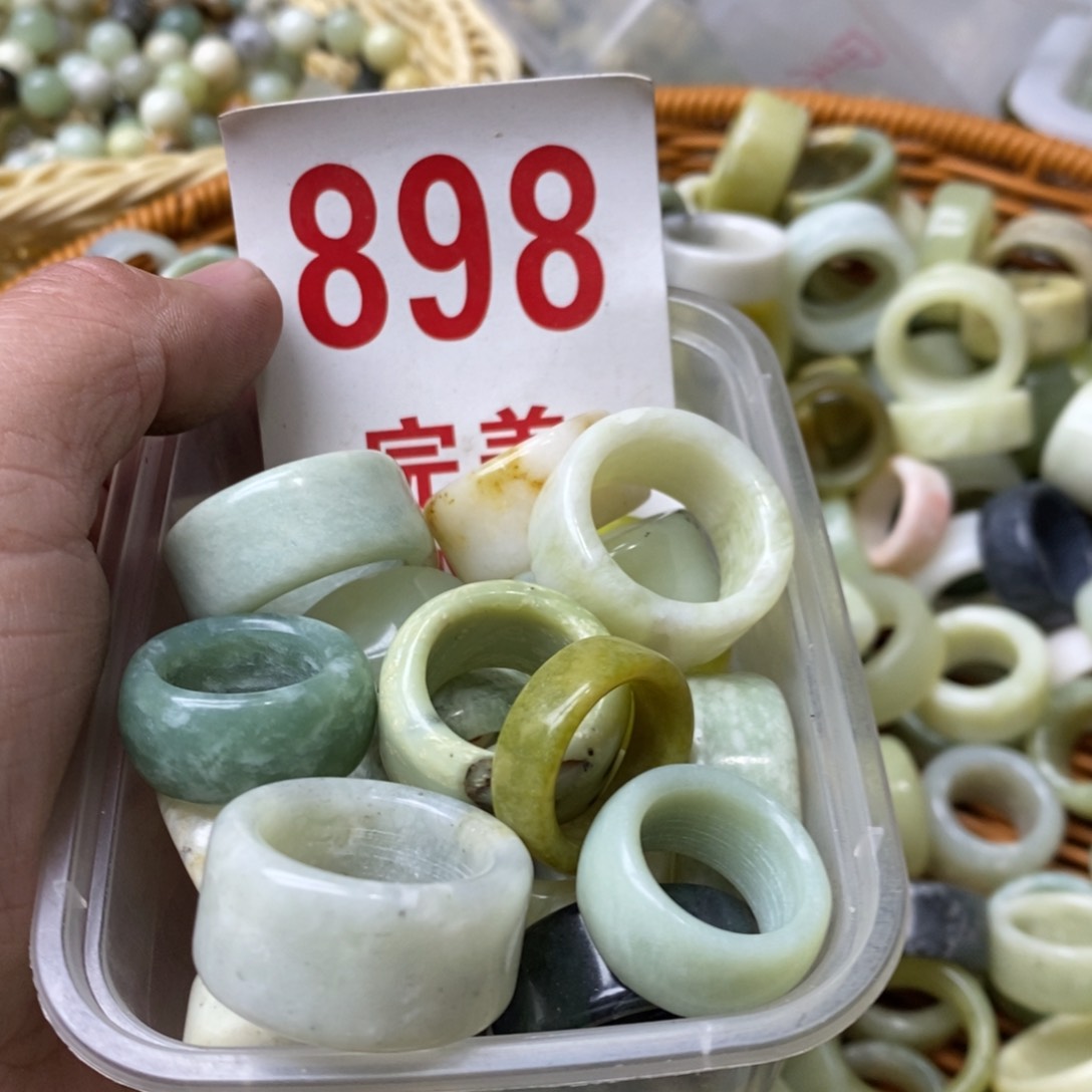 蛇纹石玉挂坠未镶嵌