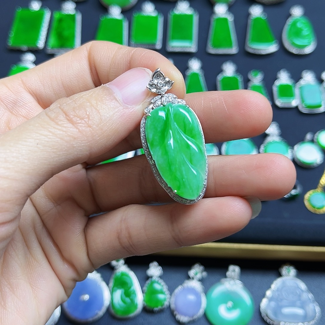 翡翠18K金镶嵌颈饰