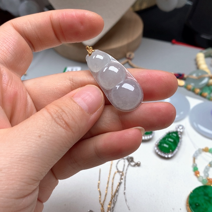 翡翠18K金镶嵌颈饰翡翠豆子