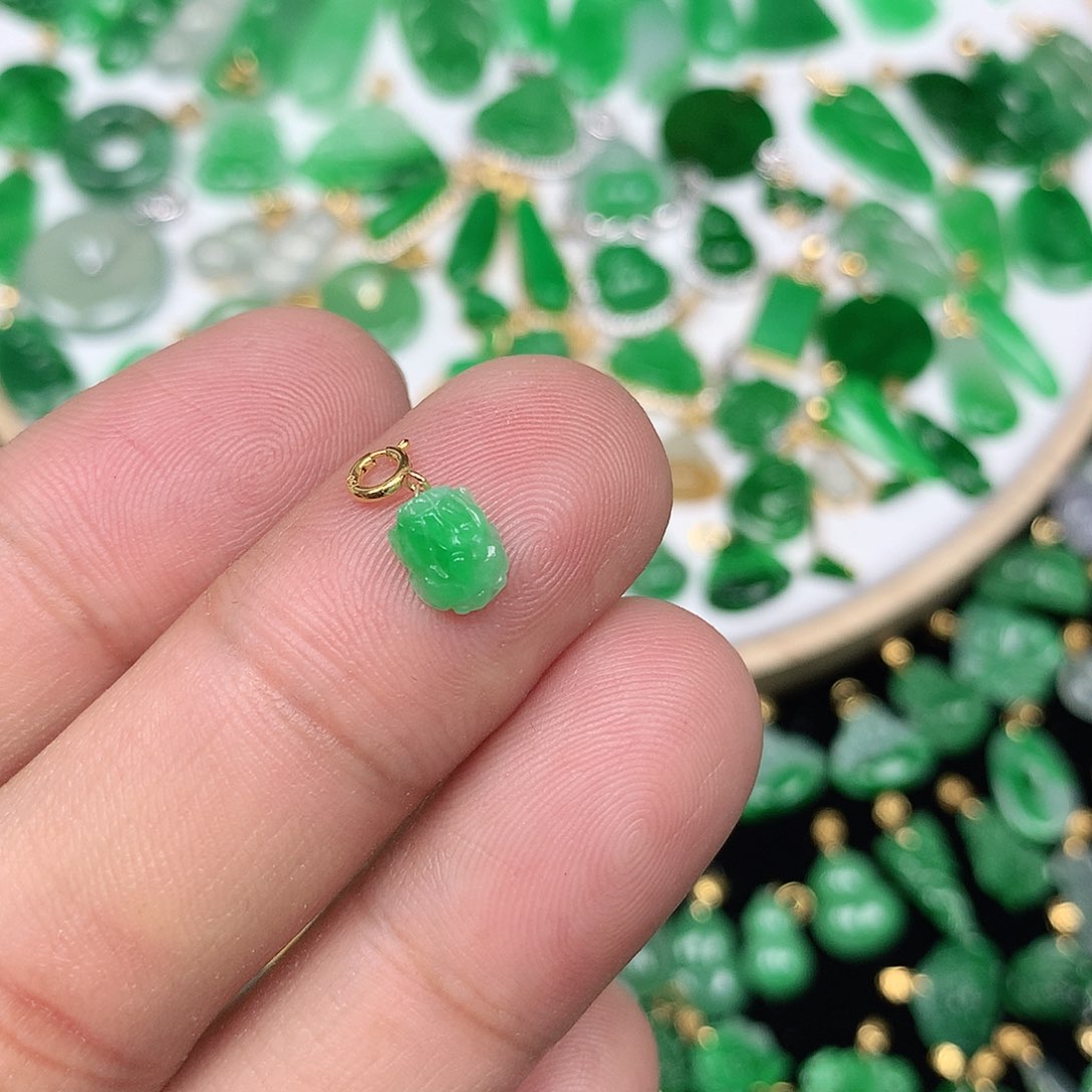 翡翠配石18K金扣 小巧精美飘阳绿迷你小貔貅