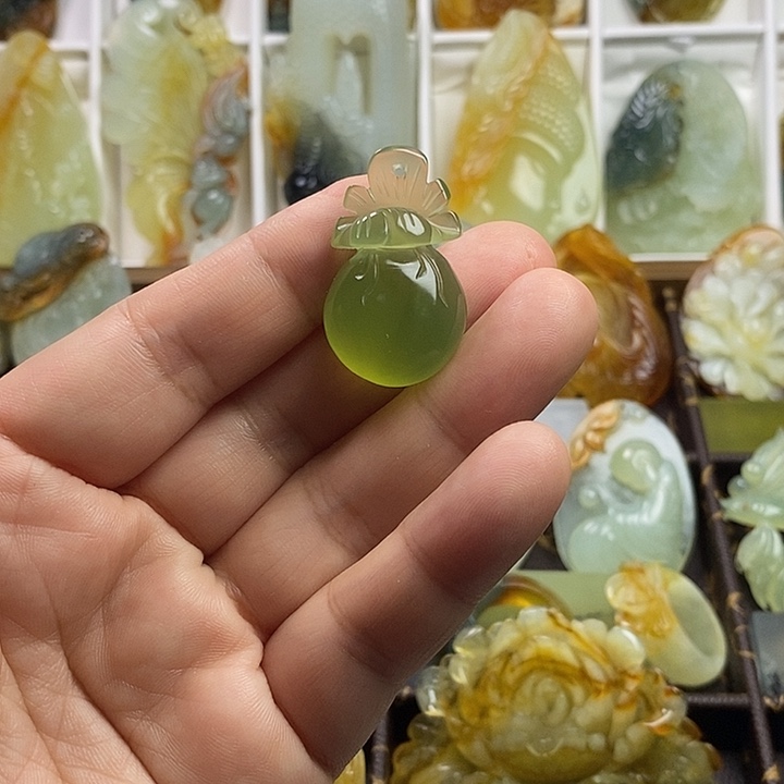 蛇纹石玉未镶嵌颈饰
